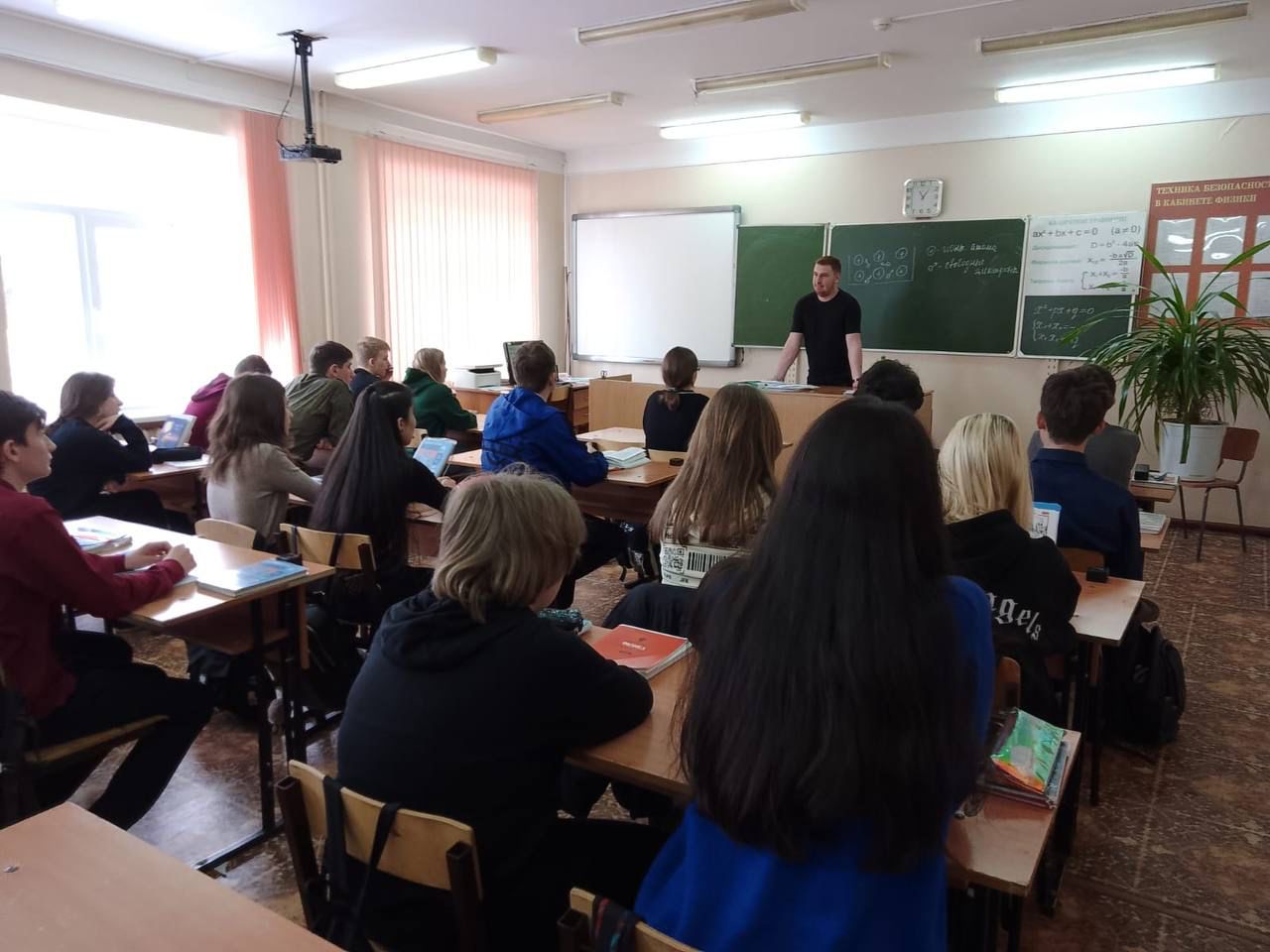 Бойцы СВО проводят «Уроки мужества» в школах Кисловодска.