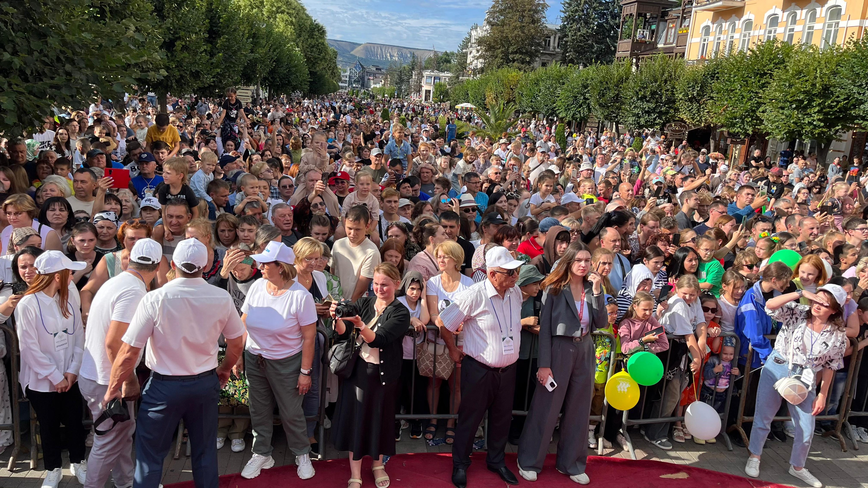 Более 50 тысяч человек стали зрителями третьей цирковой кавалькады в Кисловодске.