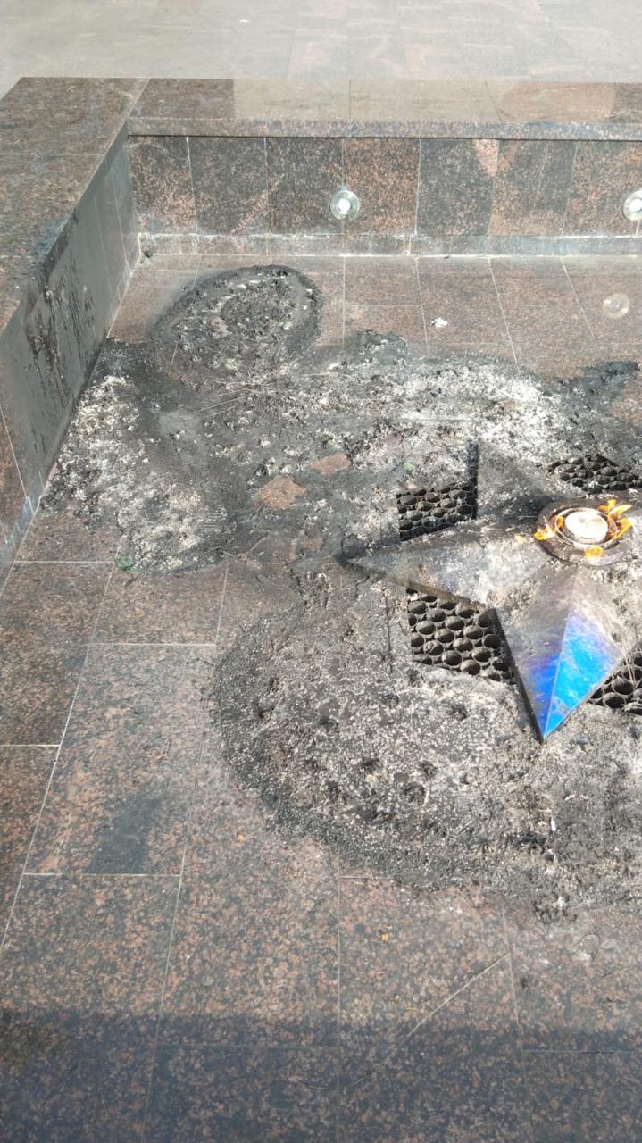 На мемориале «Воинской славы» в Кисловодске вандал устроил сожжение венков.