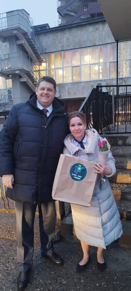 Матерей и жен бойцов СВО с цветами и подарками поздравили в Кисловодске.