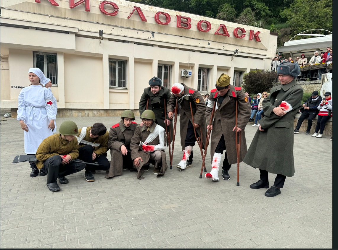 По Курортному Бульвару Кисловодска пронесли «раненых» к эвакогоспиталю как в годы ВОВ.