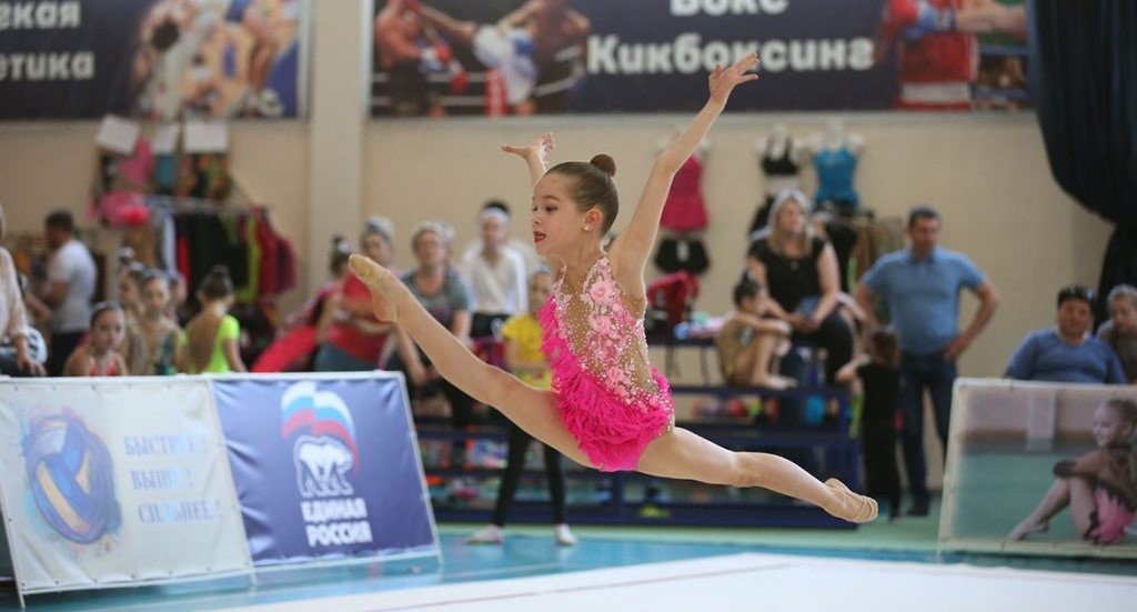 Юные спортсменки соревнуются на Чемпионате и первенстве Кисловодска по художественной гимнастике