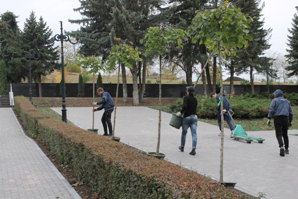 В Кисловодске продолжается озеленение мемориала Воинской Славы