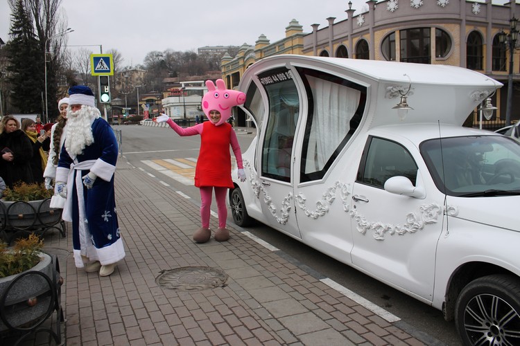 На главную городскую елку Кисловодска дед Мороз приехал на волшебном лимузине