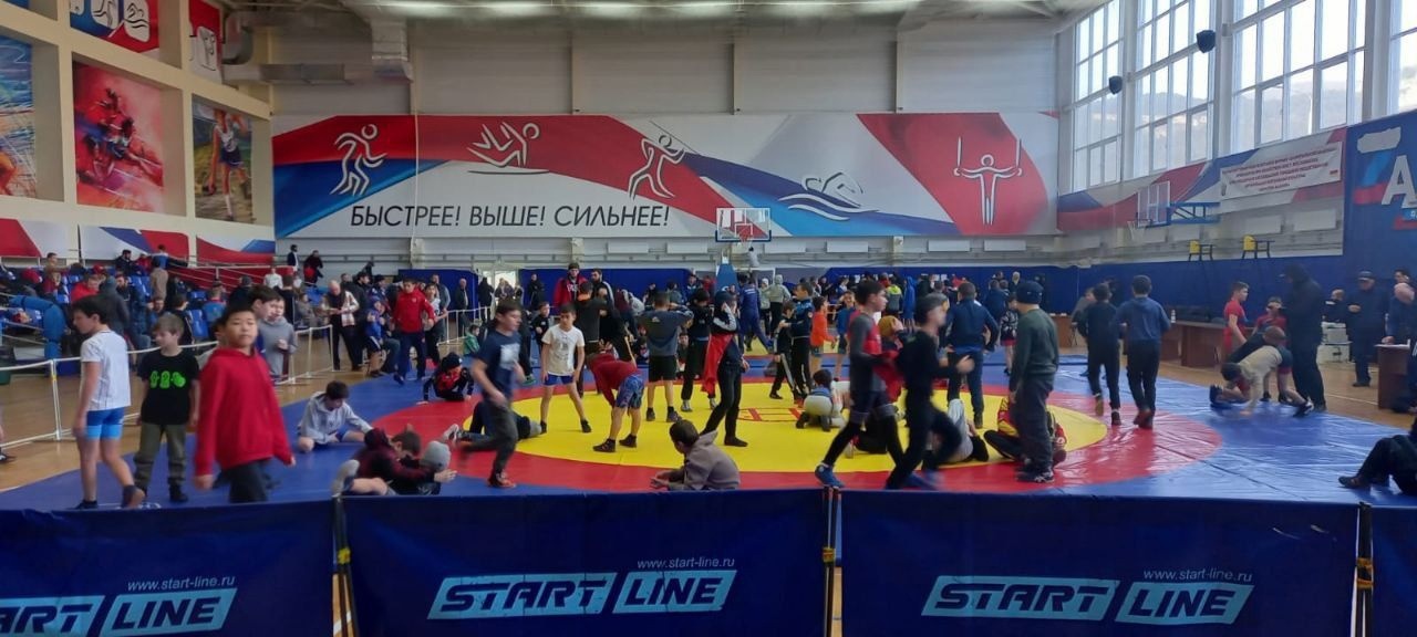 Более 300 спортсменов из России, Армении и Абхазии собрал турнир по борьбе в Кисловодске
