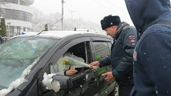 В Кисловодске сотрудники ГИБДД поздравили автоледи с весенним праздником