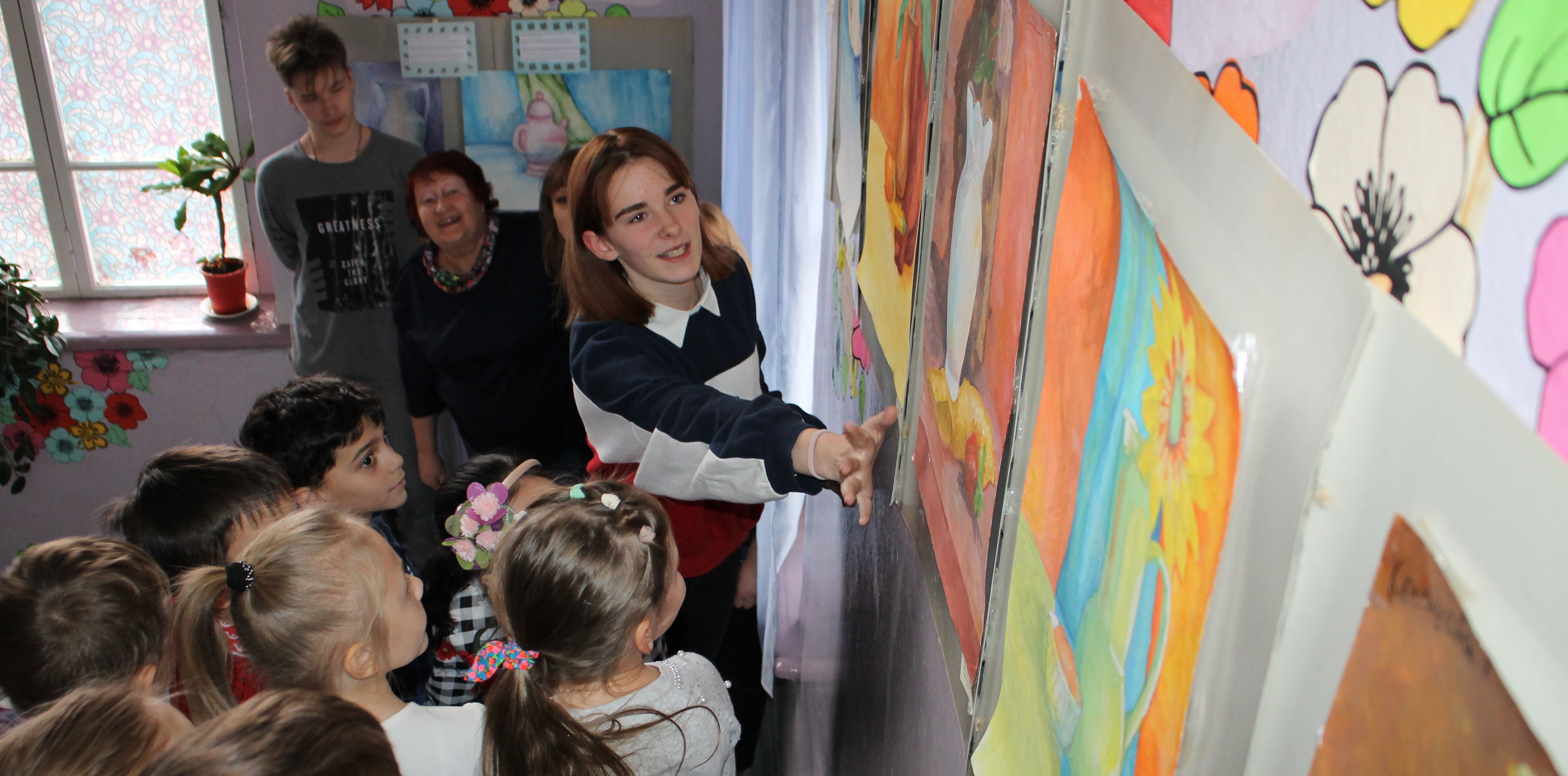 Воспитанники детского дома побывали на выставке юной художницы в Кисловодске