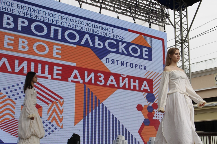 Дефиле модных новинок представили ставропольские студенты на фестивале «Ладья» в Кисловодске