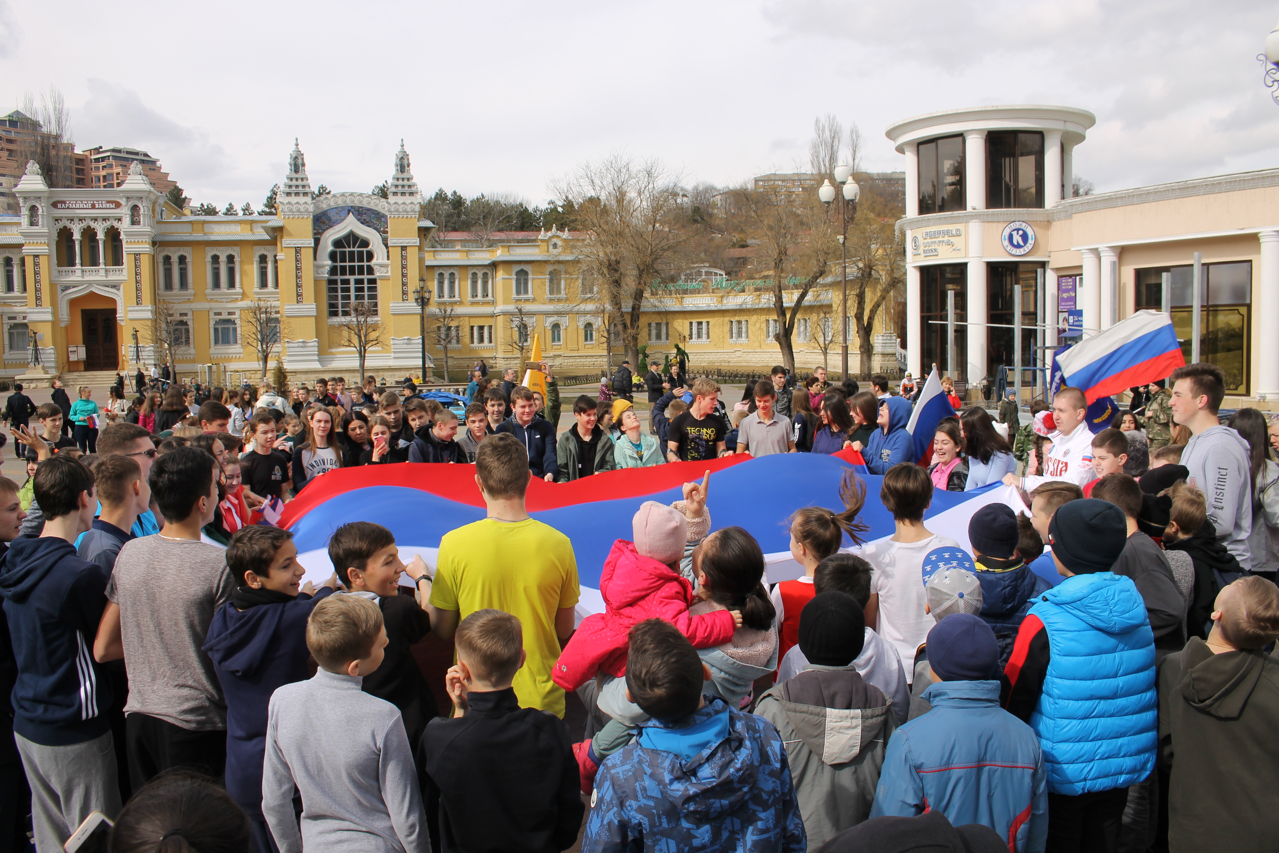 Свыше ста человек провели флешмоб в Кисловодске, посвященный воссоединению Крыма с Россией