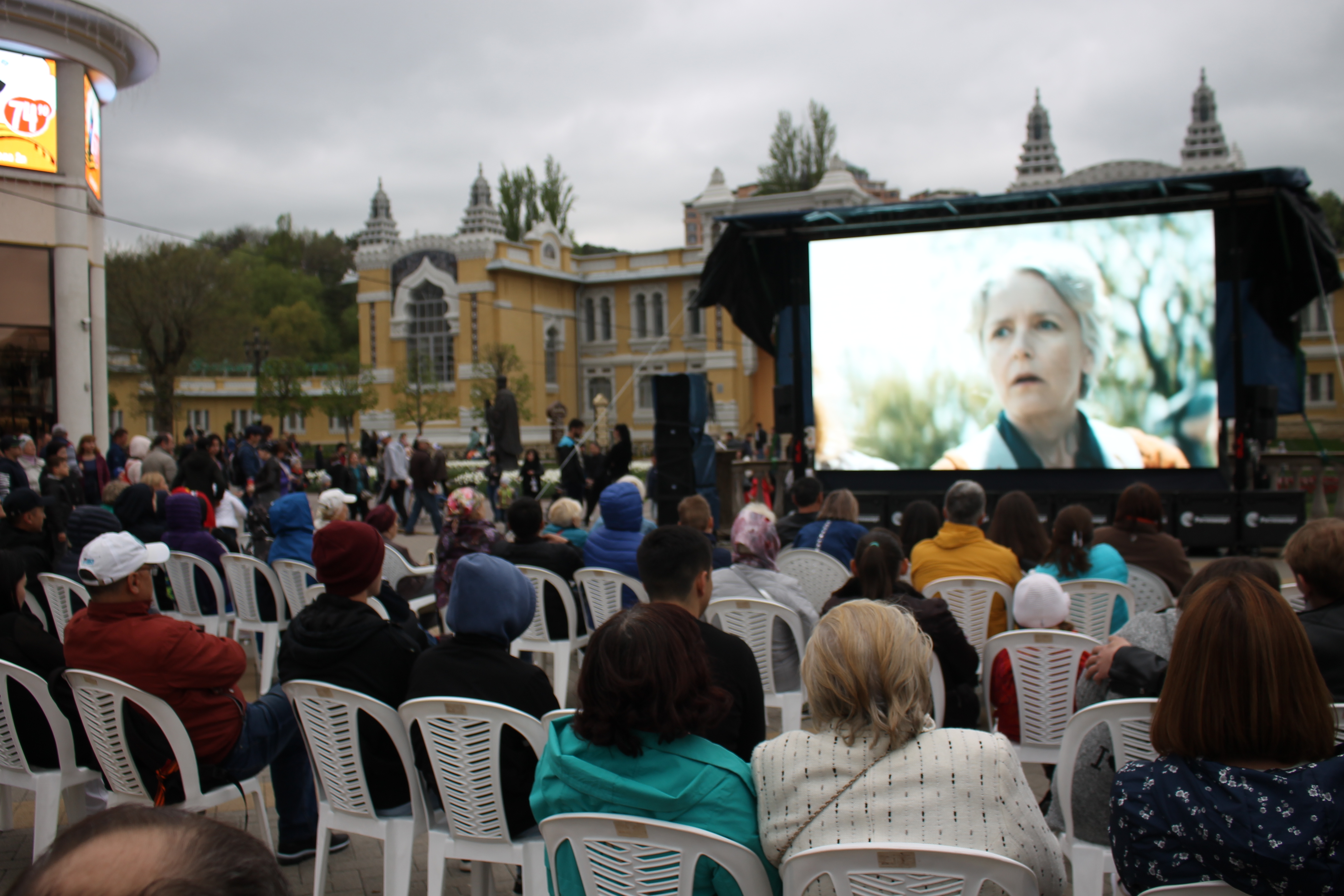 9 мая на большом экране жителям и гостям Кисловодска показали фильмы о войне