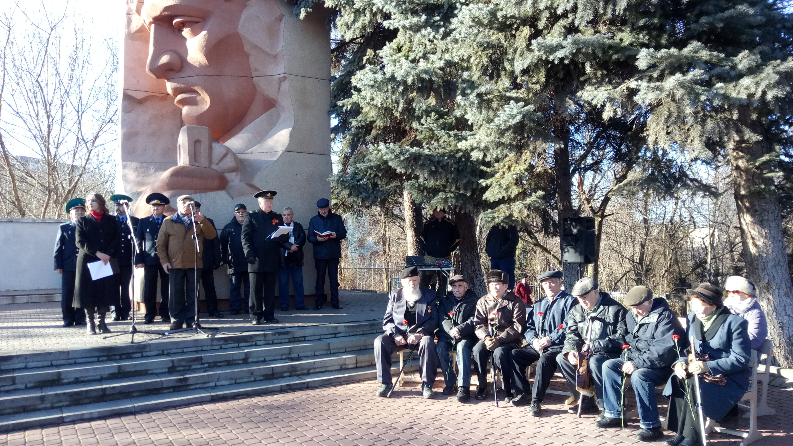 В День Неизвестного Солдата ветераны и молодежь Кисловодска провели патриотическую акцию