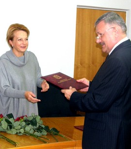 Грамоту губернатора Н. Б. Луценко вручает В.В. Калугин