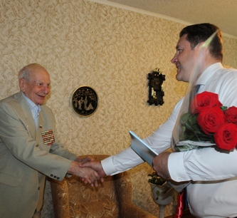 Глава города Кисловодска поздравил с 90-летием Анатолия Васильевича Былим