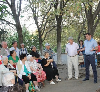 Александр Курбатов встретился с жителями улицы Островского