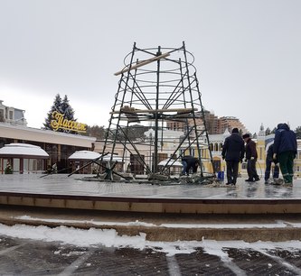 В Кисловодске начат монтаж главной городской елки