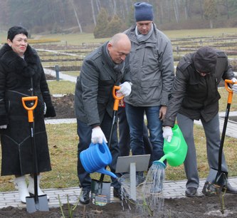 В кисловодском курортном парке высадили саженцы роз, подаренные жителями Донецкой Народной Республики