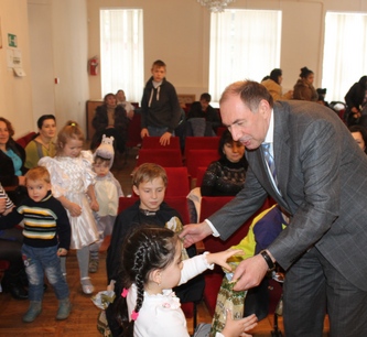 В Кисловодске вручили новогодние подарки детям-инвалидам
