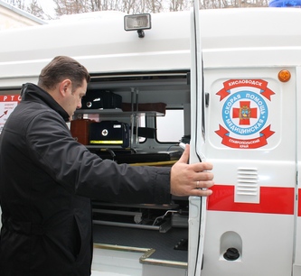 Глава Кисловодска вручил медикам ключи от новых машин скорой помощи