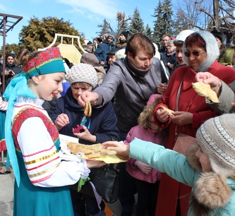 Широкую Масленицу в Кисловодске провожали народными забавами и веселой ярмаркой