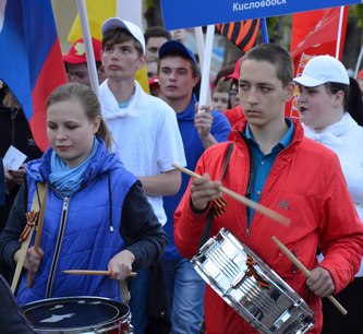 Молодежное патриотическое шествие в Кисловодске дало старт  краевому флешмобу «На волне Победы»