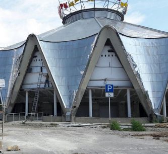 В Кисловодском цирке приступили к остеклению фасада