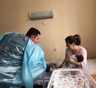 В канун Дня матери Александр Курбатов поздравил молодых мам в родильном доме