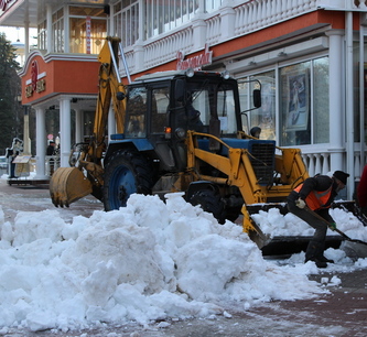 18 единиц коммунальной техники задействовали в Кисловодске в борьбе со снегопадом