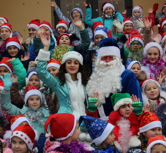 Детский флешмоб открыл марафон новогодних праздников в Кисловодске