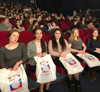 Фильм для победителей: в Кисловодске состоялся благотворительный киносеанс