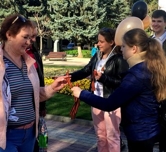 К акции «Георгиевская ленточка» в Кисловодске присоединились школьники