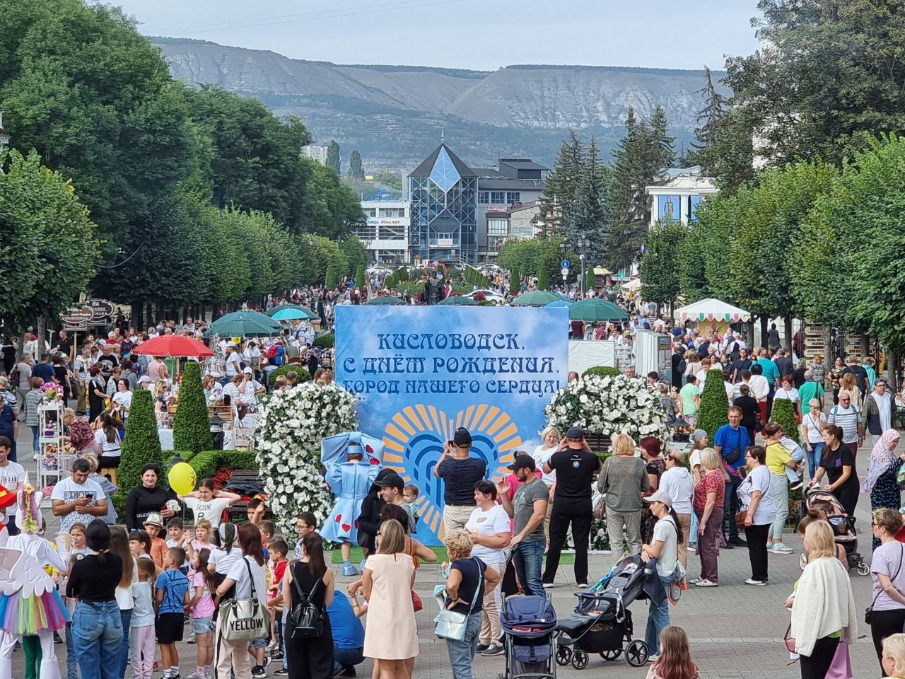 Кисловодск грандиозно отпразднует День города под лозунгом «КислоVольт - зарядись на 220».