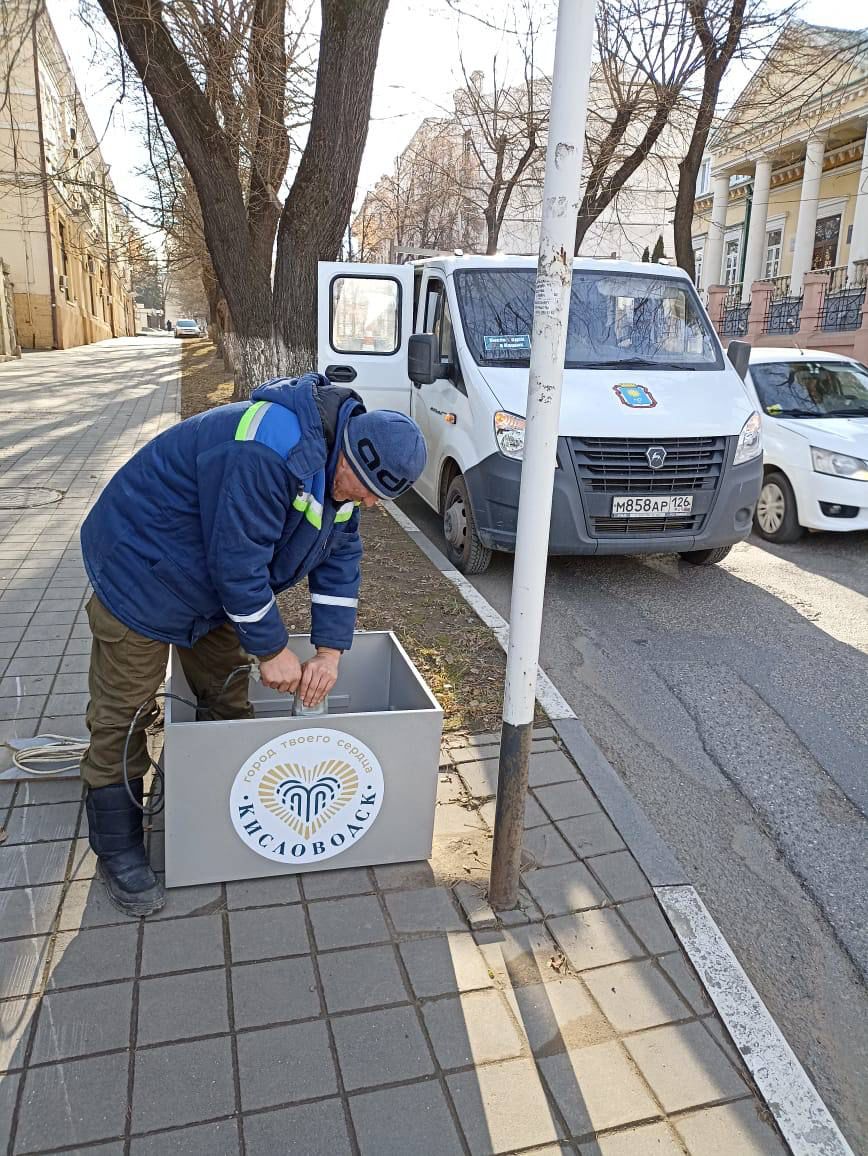 Брендированные ящики для хранения соли установили на улицах Кисловодска.