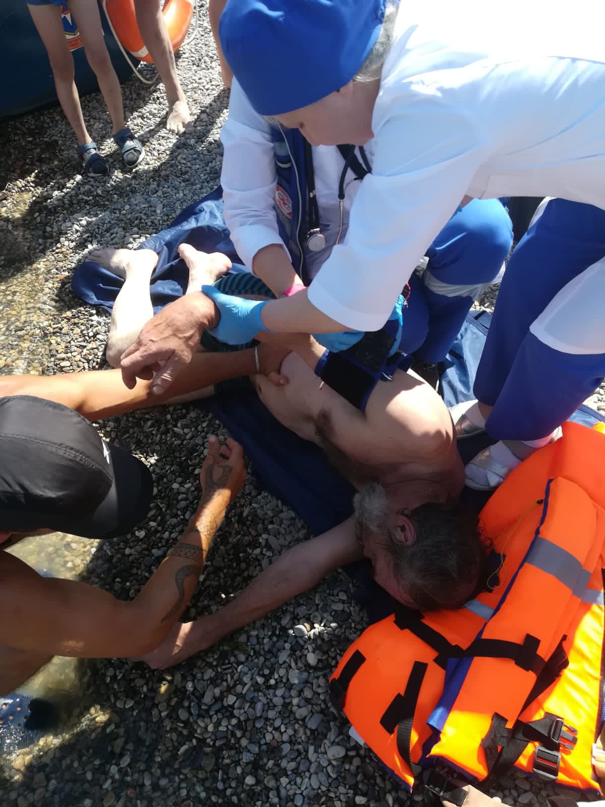 На Кисловодском озере благодаря героическим спасателям удалось предотвратить гибель человека.
