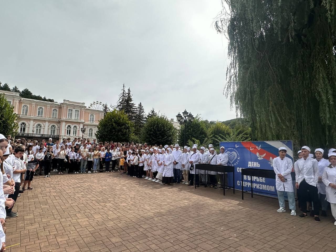 Более 1000 человек в Кисловодске пришли почтить память погибшим от рук террористов.