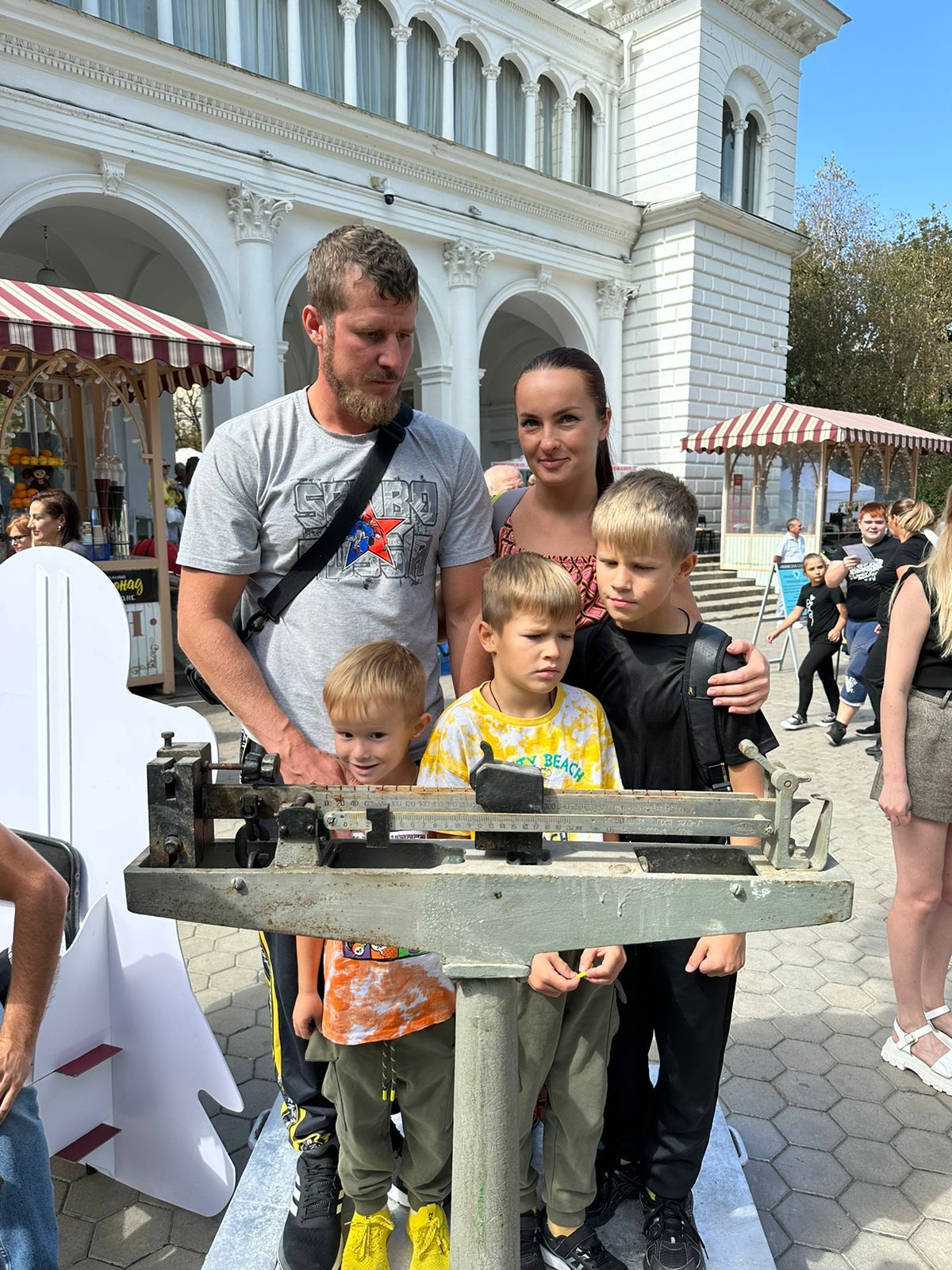 В юбилей Кисловодска прошёл необычный конкурс на взвешивание «Мы семья на 220».