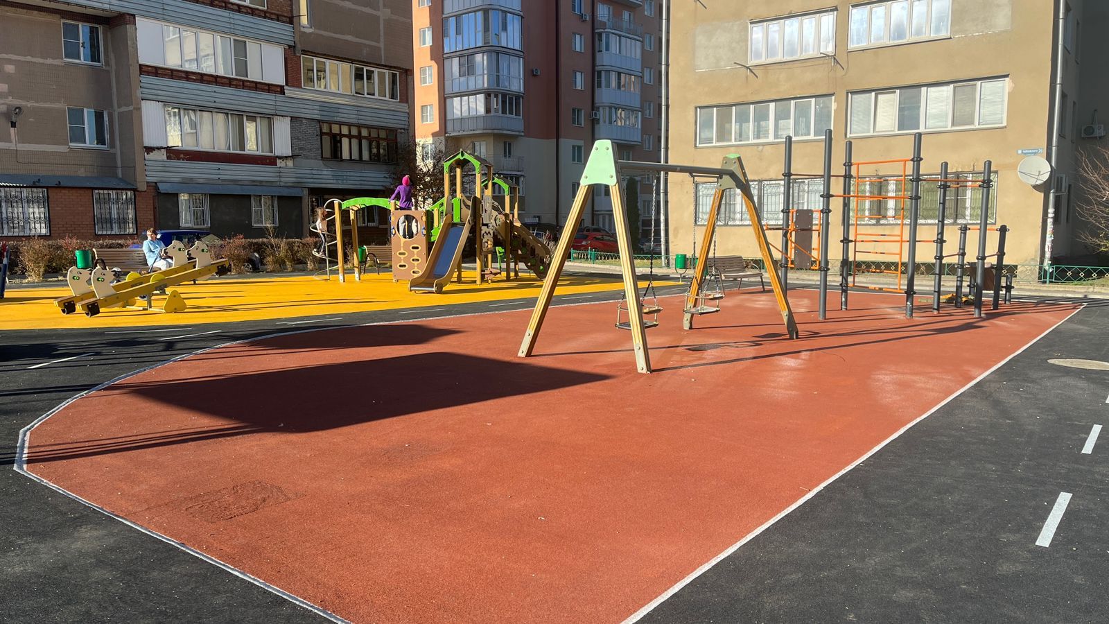 Новая детская площадка появилась во дворах Кисловодска.