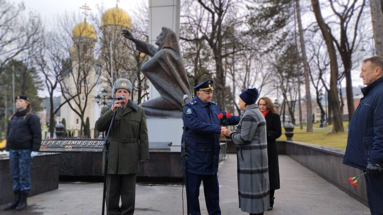 В Кисловодске в День героев Отечества бойца СВО посмертно наградили орденом Мужества.