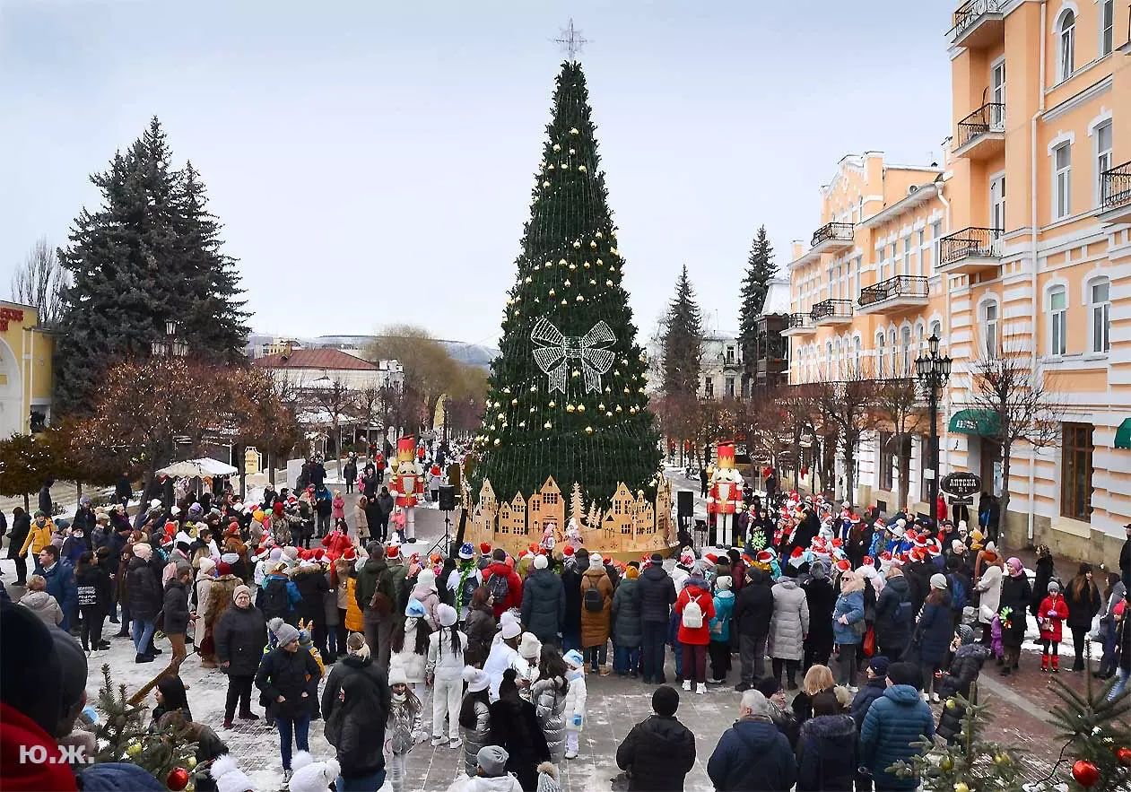 Новогодний Чебурашка и фигуристы на льду феерично откроют новогодний сезон в Кисловодске.