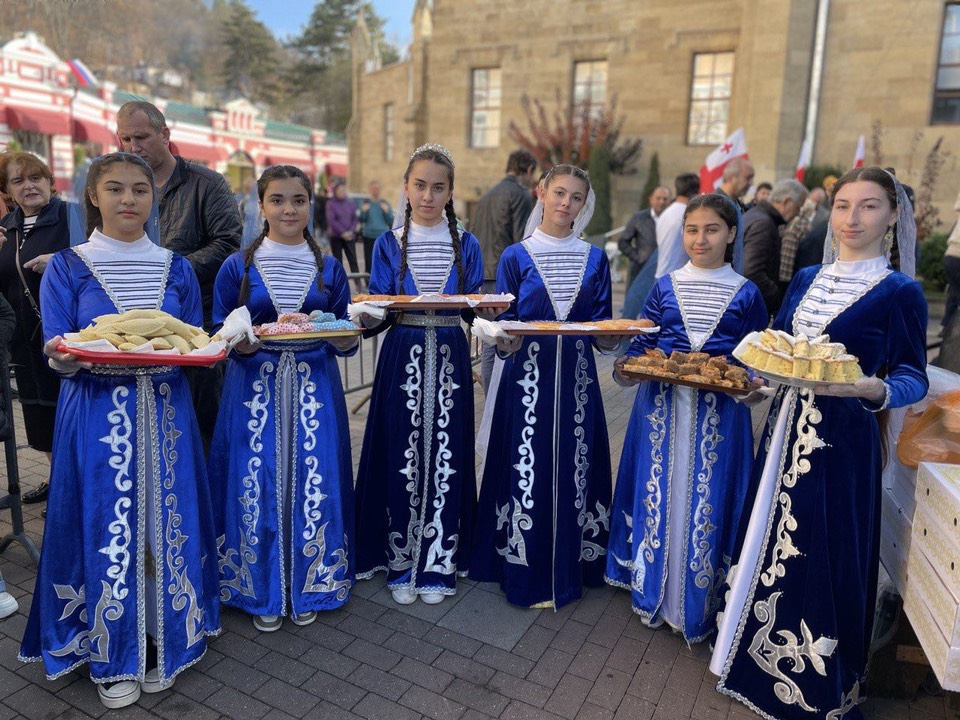 Более 100 национальных блюд приготовят для гостей на День России в Кисловодске.
