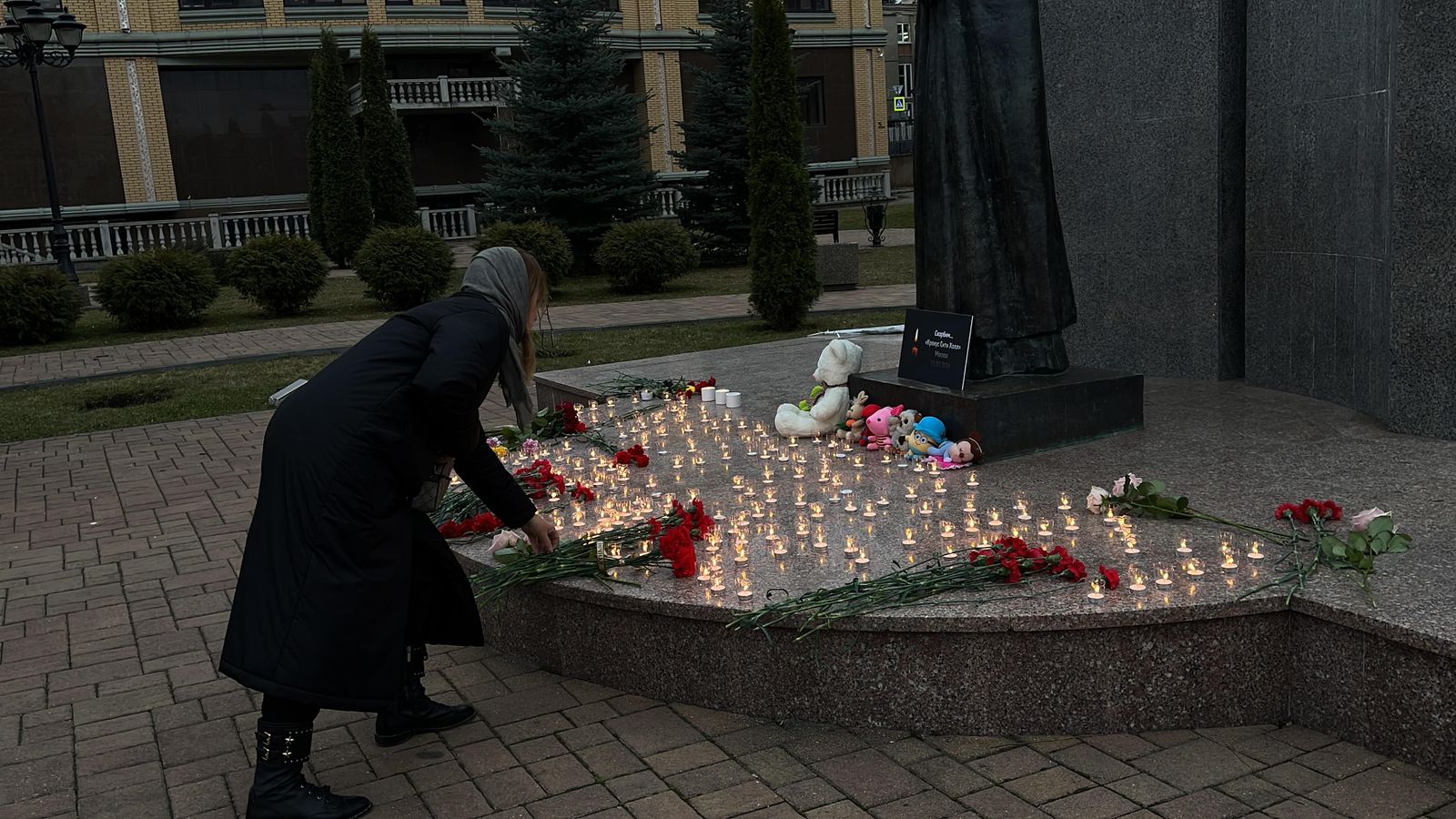 В Кисловодске прошла траурная акция в память о погибших при теракте в «Крокусе».