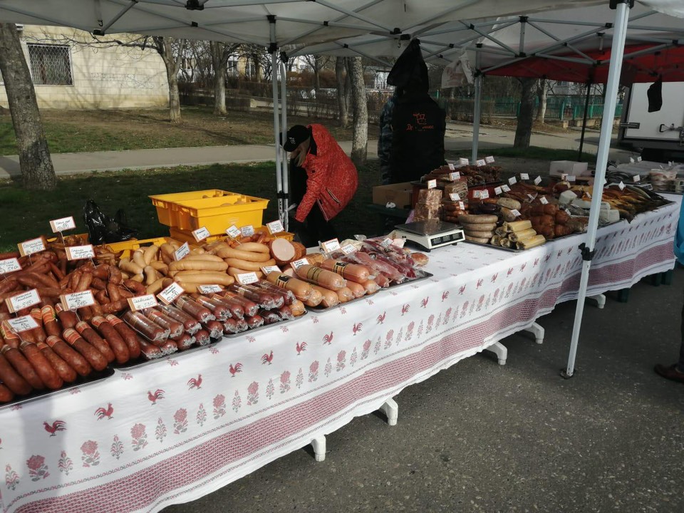 Более 60 предпринимателей принимают участие в продовольственной ярмарке в Кисловодске.