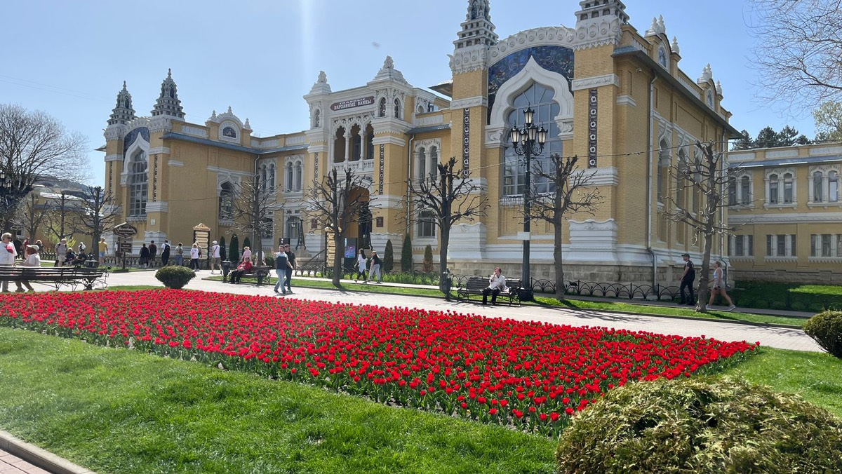 Рекордное количество ковровых цветочных клумб высадят в Кисловодске.