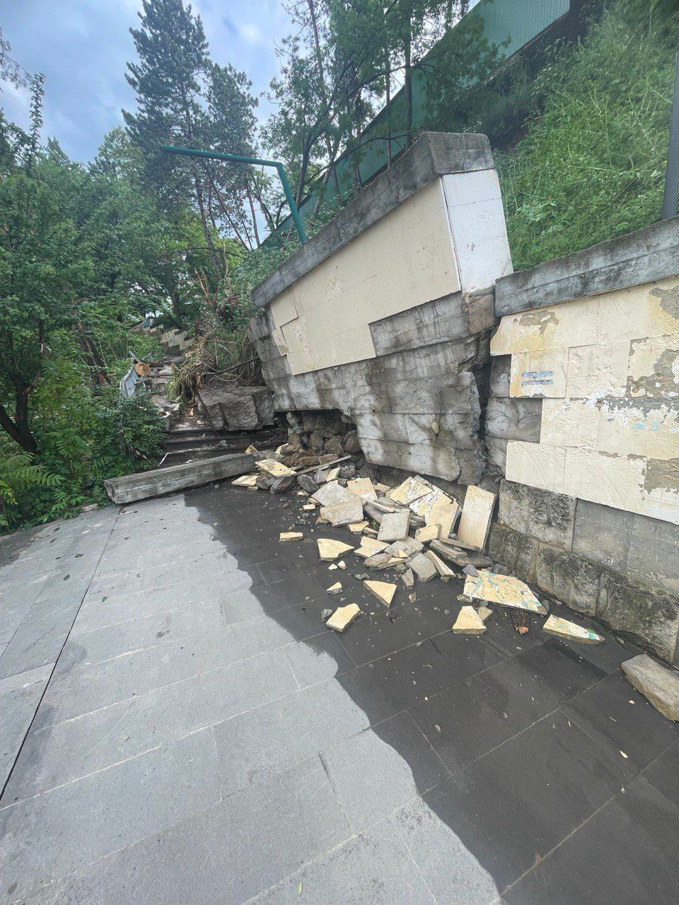 В центральной и жилой части Кисловодска обвалились две  подпорные стены.