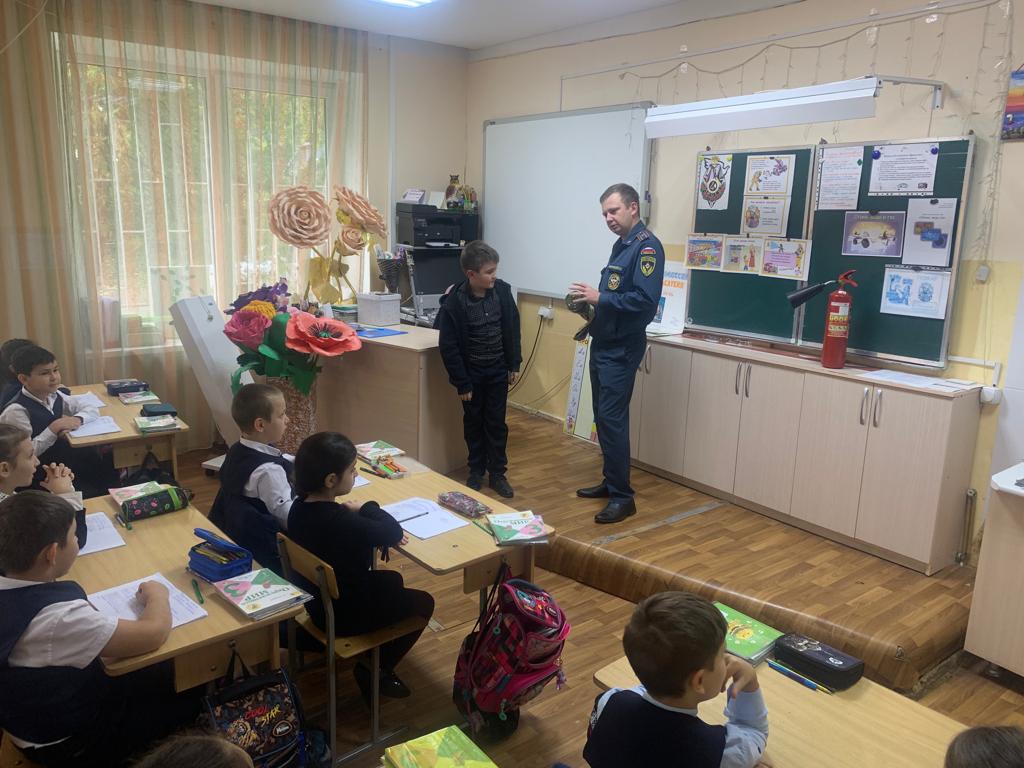 Инспекторы ОНД и ПР по г. Кисловодску провели в лицее № 4 занятия, посвященные 90-й годовщине образования гражданской обороны