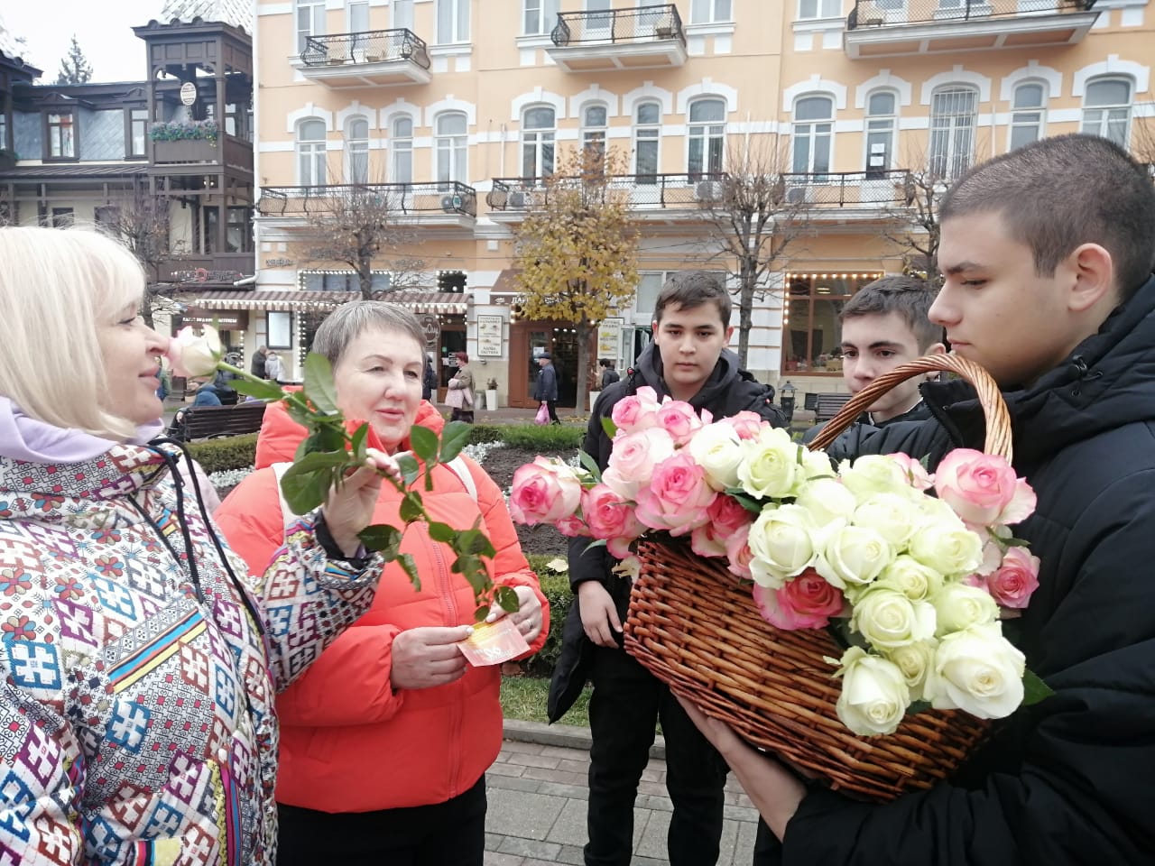 2500 роз подарили женщинам в День матери в Кисловодске