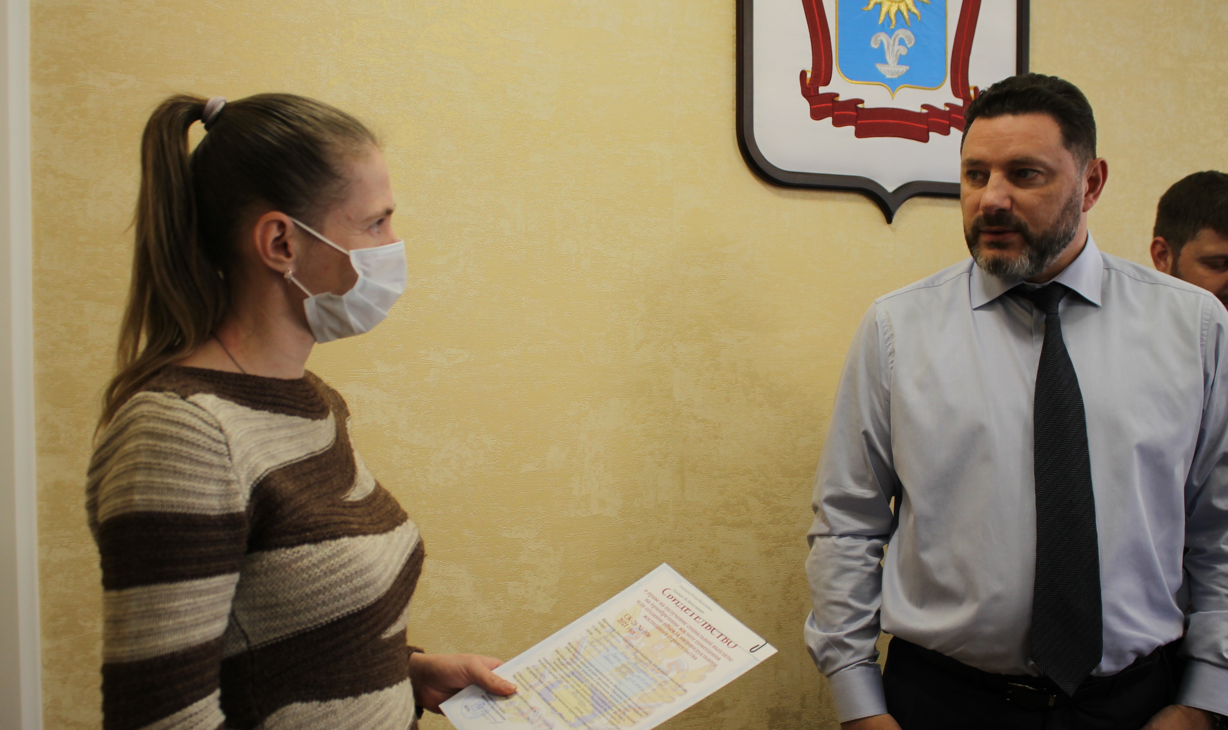 Молодым семьям в Кисловодске вручили  сертификаты на улучшение жилищных условий