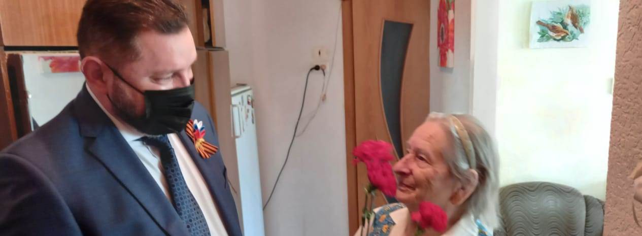 Александр Курбатов и Любовь Волошина поздравили ветеранов с праздником