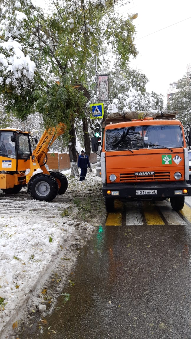 Коммунальщики Кисловодска ликвидируют  последствия сильного  снегопада