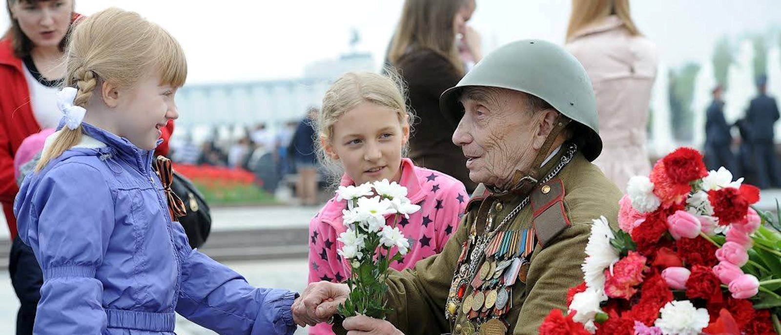 Поздравление главы города А.В. Курбатова и председателя Думы Л.Н. Волошиной с Днем Победы