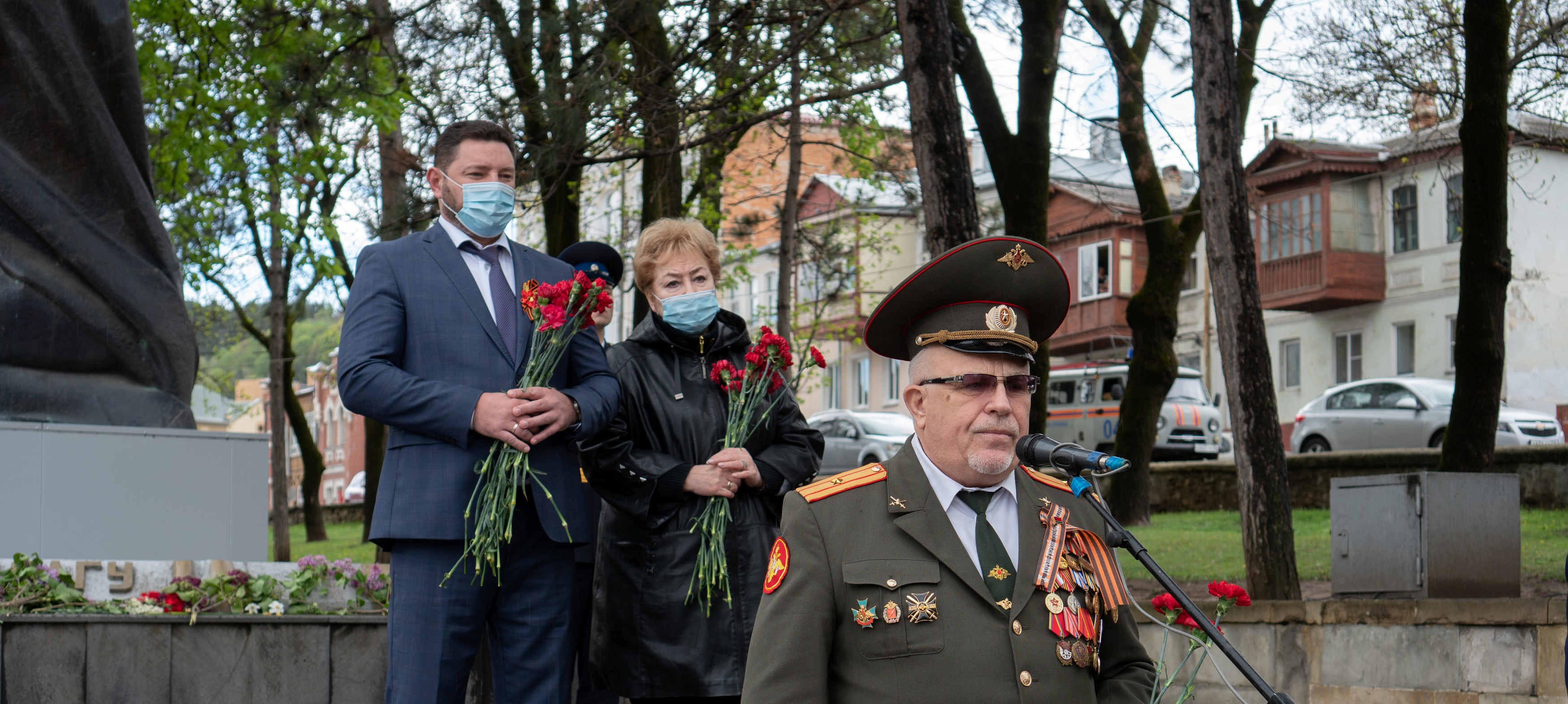 Глава города и председатель Думы возложили венки и цветы к мемориалу «Журавли» в Кисловодске